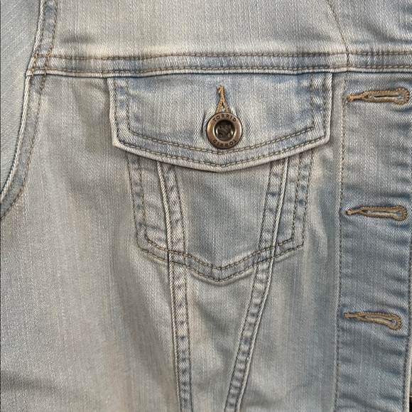 Torrid Like NEW Light Wash Cropped Collarless 3/4 sleeve Jean Jacket Medium - Picture 5 of 11
